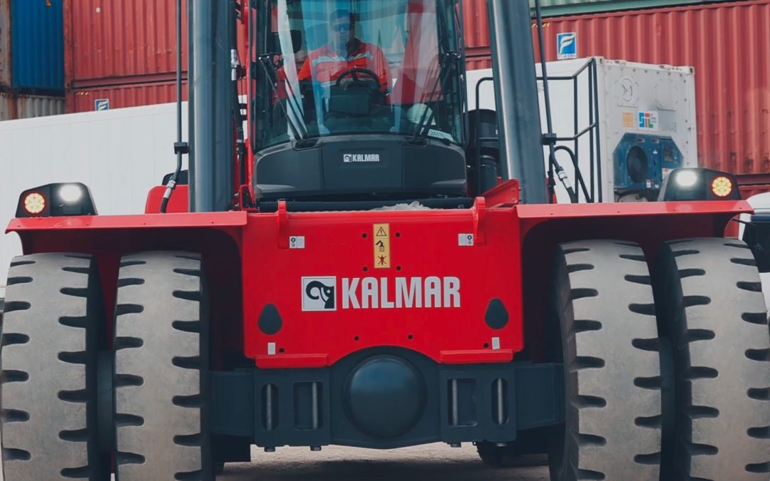 En STL Depot ampliamos el parque de máquinas con la reciente incorporación de una grúa Kalmar Eco Reachstacker